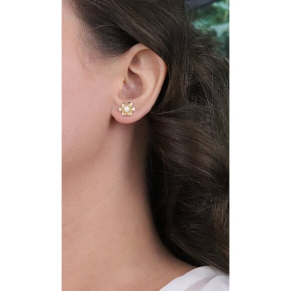 14k Yellow Gold Freshwater Seed Pearl Flower Earrings Stud Post 3/8" - Picture 2 of 7